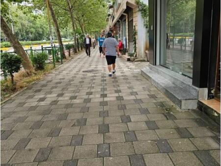 Ambjent komercial per shitje buze rruges kryesore tek 21-Dhjetori