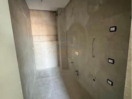 Shitet, Apartament 1+1, Rruga e Barrikadave, Tiranë.