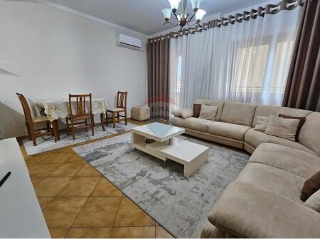 Apartament 2+1 per qira te Komuna Parisit