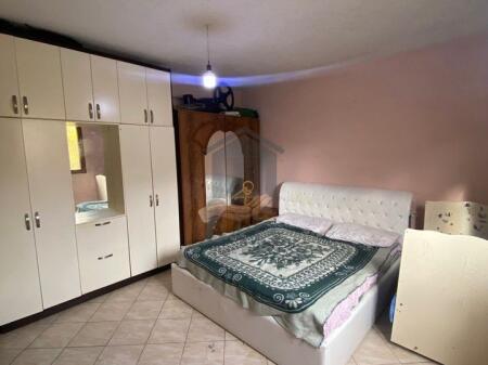 🏡 Jepet me qira apartament 1+1 në zonën e Zjarrfikëses – Kat i 1-rë i një vile 2-katëshe.