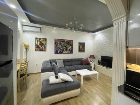 Jepet me qera apartament 2+1 ne hyrje te Don Boskos!