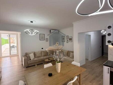 Jepet me qira apartament 2+1 me verandë – Kati i 2-të, me ashensor, pamje nga deti – Plazh, pranë urës së Dajlanit.