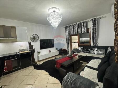 Shitet apartament 2+1 te Rruga e Kavajes