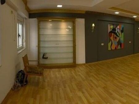 Qira Ambient Biznesi – Pranë Muzeut Kombëtar