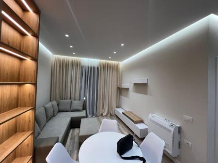 Jepet me qera apartamenti i sapomobiluar 1+1 , Rruga 5 Maj  (Pallat i vitit 2025) Cmimi: 500 mije leke