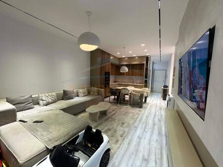 Shitet, Apartament 2+1, Emerald Center, 5 Maj