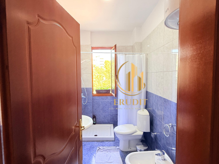 Jepet me Qira  Apartament 3+1+2 pranë Bulevardit Kryesor, Vlorë