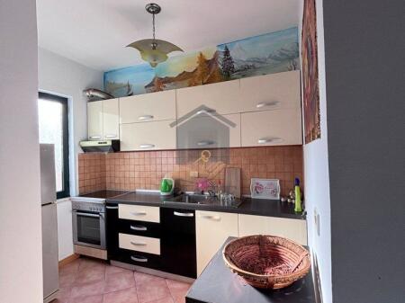 Jepet me qira garsoniere kati i 2-të, 55 m², e mobiluar plotësisht – Plazh, te Ura e Dajlanit.