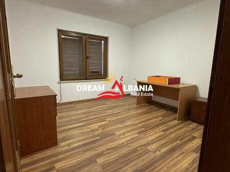 Zyre me qera prane Sheshit Wilson ne Tirane (ID 4261676 )