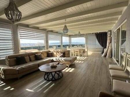 Shitet, Penthouse, Rruga e Dajtit, Fresku