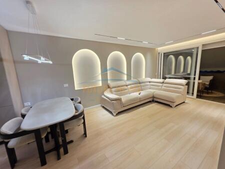 Shitet Apartament 2+1+2, Ish Ekspozita