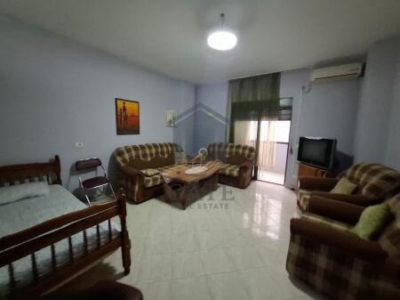 Shitet apartament 1+1 në Plazh Iliria, Durrës – Kati i 2-të me ashensor.