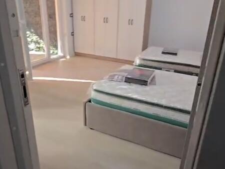 Shtëpi me qira – Në qendër të Tiranës (pas Muzeut Historik, mbi BKT)