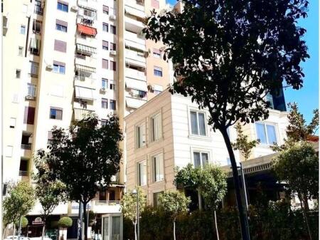 Ambient zyre/klinike me qira në Kompleksin Panorama – pranë qendrës, me dukshmëri nga rruga