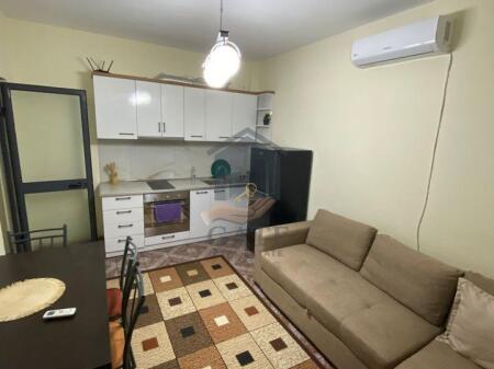 Shitet apartament 2+1 me 2 tualete dhe 2 ballkone në zonën e Golemit, pranë Hotel Murrizi 2.