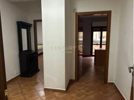 Jepet me qira 3+1 per zyre te Komuna e Parisit.