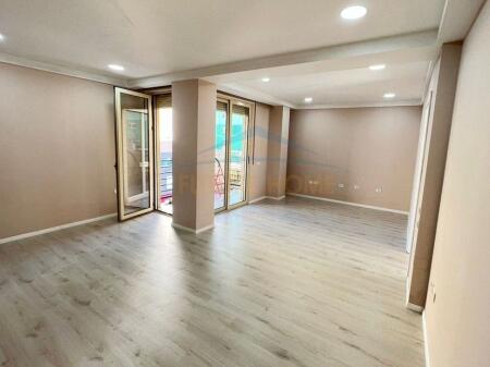 Ambient  me qira – Komuna e Parisit, Tiranë