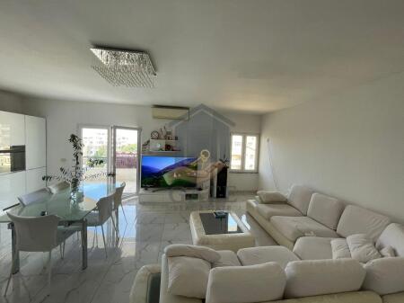 Shitet, Apartament 3+1 tek Shkembi i Kavajes