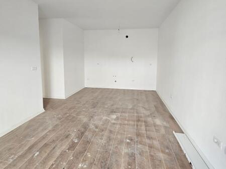 Univers City Shitet Apartament 2+1 – Veriperëndim, me Pamje nga Parku.