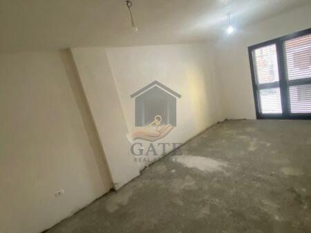 Locale commerciale in affitto al primo piano, vicino alla strada principale