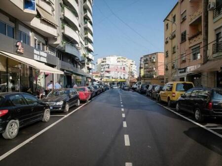 Shitet Apartament 1+1 tek Rruga Ali Pashe Gucia, prane Pazarit te Ri (530171090-1442)