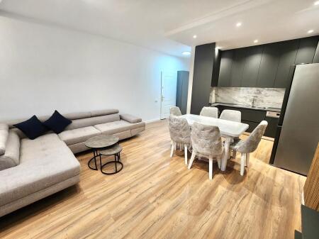 Apartament Premium 3+1+2wc në Qendër – Pazari i Ri- Spar  | 140 m² | Hera e Parë me Qira ( Akoma në qese Mobilimi) 1200 EU🔥* (Qira)