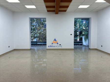 JEPET ME QERA AMBIENT 100M2 NETO "NE ZONEN E BLLOKUT" 1000 EURO