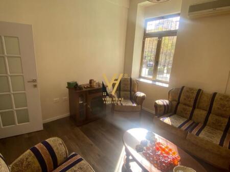 JEPET AMBIENT BIZNESI 75 M2 ME QIRA TE RRUGA E DIBRES 1.500 EURO