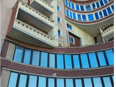 Locale Commerciale, Kamez