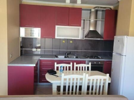 Shitet apartament 1+1 Komuna e Parisit