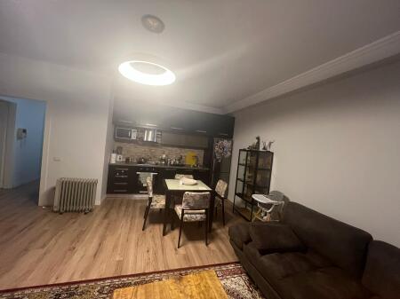 Jepet me qira 2+1 te komuna e parisit 800 Euro