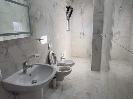 🏠 Shtepi me qera 2+1, ne pallat te ri, e pozicionuar ne zonen Astir / Unaza e Re / Teodor Keko