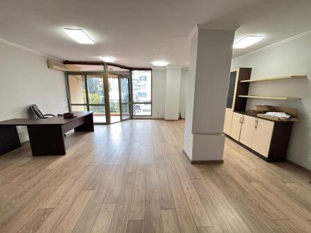 Shitet Apartament 2+1, i Pozicionuar në një nga zonat më të kërkuara ne Rrugen Muhamet Gjollesha ne 21 Dhjetor.