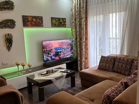 🏡✨ Jepet me Qira – Apartament 3+1 📍 Lokacioni: Kompleksi Kontakti, 21 Dhjetori 💶 Çmimi: 1,000 € / muaj