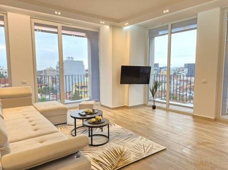 Affittiamo appartamento moderno 2+1+2+ Posto Auto, vicino alla Scuola Rossa