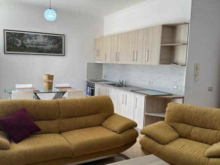 Jepet me qira: Apartament 2+1 i mobiluar ,Rruga e Çipajve, Vlorë