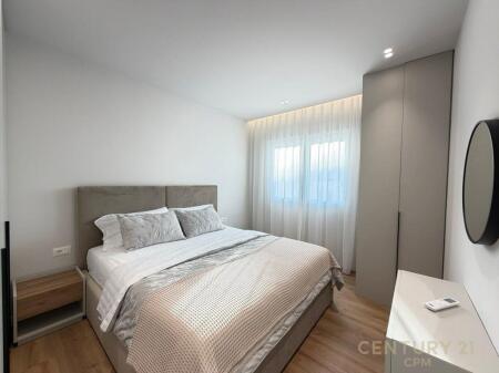 QIRA | Apartament Modern 1+1 – Pazari i Ri, Tiranë