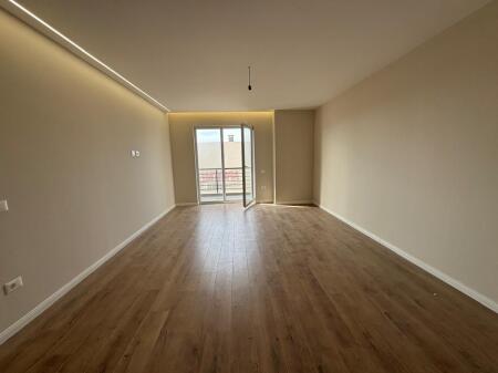 Shitet Apartament 1+1 Golem Pamje Deti