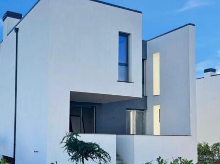 SHITET VILE ME PISHINE DHE OBORR NE REZIDENCEN TURQUOISE MARINA