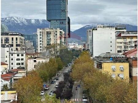 Locale commerciale in affitto – Via Kavaja