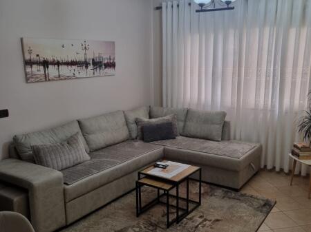 🏢Pak minuta larg Shkolles se Baletit,Rr.Petro Nini Luarasi jepet me qera apartament 1+1,i mobiluar 60,000 Leke