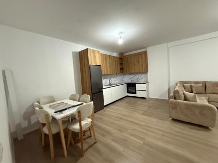 Apartament 2+1+2 për qira në qendër të Kamzës