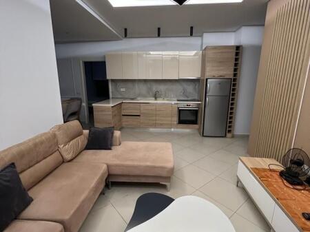 Qsut, apartament 2+1 me qera prane amerikanit 600€