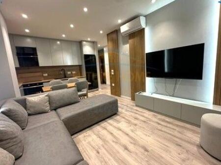 Jepet per qera apartament 1+1+post parkimi, Shkolla e Kuqe