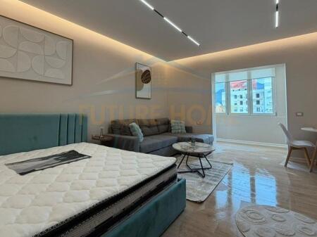 Shitet, Garsoniere, Rruga e Barrikadave, Tiranë.