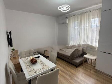 JAPIM ME QIRA APARTAMEMT 1+1 PRANE SHESHIT SKENDERBEJ! 700 € /Muaj