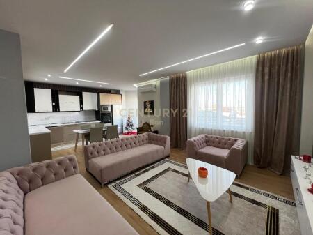 Shitet, Apartament 3+1+2, Prane Markates Durres !