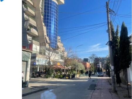 Shitet dyqan buze rruge te Shkolla Partizani 133,350 €