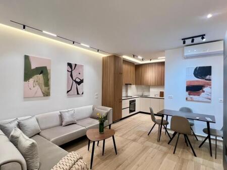 Me Qera : 1+1📍Zogu i Zi (Prane Ring Center) - 75.000 Lek - S.70m² - Pllt.V 2025 || I Pabanuar me Parë & Arreduar me Arkitekt✨️