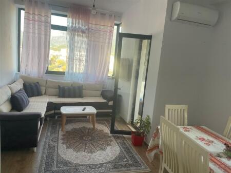 Ne zonen e Porcelanit,perballe Universitetit Europian te Tiranes jepet me qera apartament 2+1+2+post parkimi,i mobiluar.:  75,000Leke  